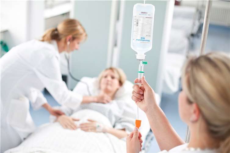 Um Patientinnen und Patienten unnötige Schmerzen zu ersparen, setzen die Schmerzspezialisten des Krankenhauses Maria Hilf auf eine Akutschmerztherapie nach den allerneuesten Leitlinien. Nun stehen sie im Rahmen einer Experten-Hotline für Fragen rund um das Thema Schmerz zur Verfügung. Quelle: Marienhaus Klinikum im Kreis Ahrweiler