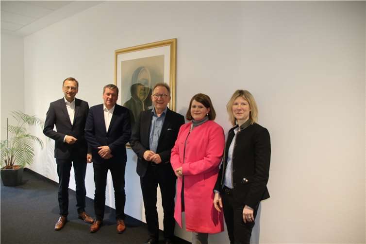 Um Perspektiven der Krankenhäuser im Westerwald ging es in Dernbach bei einem Informationsaustausch zwischen Josef Oster, Manfred Sunderhaus, Erwin Rüddel, Alexandra Marzi und Jenny Groß.  Foto: Reinhard Vanderfuhr / Büro Rüddel