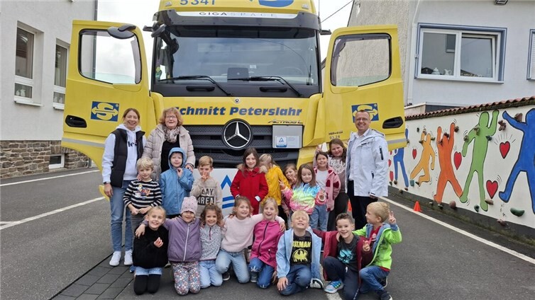 Um Situationen des sogenannten „toten Winkels“, insbesondere im Bereich von Lkw, anschaulich und nachvollziehbar darzustellen, stellte die Spedition Schmitt Peterslahr sofort eine Sattelzugmaschine für den Vormittag auf dem Schulhof zur Verfügung. Foto: privat