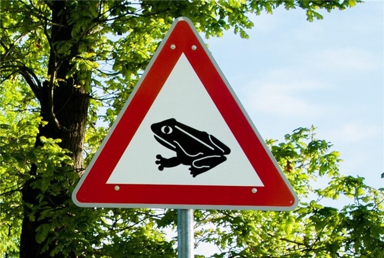 Um Verkehrsteilnehmende auf Gefahrenstellen aufmerksam zu machen, werden diese Schilder an betroffenen Straßenabschnitten aufgestellt.