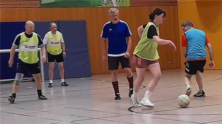 Um Walking Football nun den Interessierten näherzubringen, lädt die SpVgg Burgbrohl in Kooperation mit dem SV Remagen am Samstag, 11. Januar 2025 von 14 - 17 Uhr zu einem Schnuppernachmittag in die Brohltalsporthalle nach Burgbrohl ein. Foto: privat