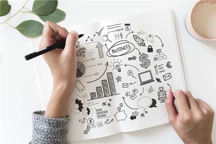 Um Zeit für die eigentliche Unternehmensidee zu haben, ist es sinnvoll, wichtige Themen outzusourcen, die ohnehin nicht professionell bearbeitet werden könnten. Foto: pixabay.com © rawpixel(CC0 Public Domain)