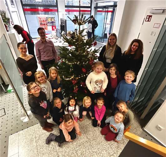 Um alle Besucher in besinnliche Stimmung zu bringen, haben die Kinder noch Weihnachtslieder gesungen. Foto: Anna Bora