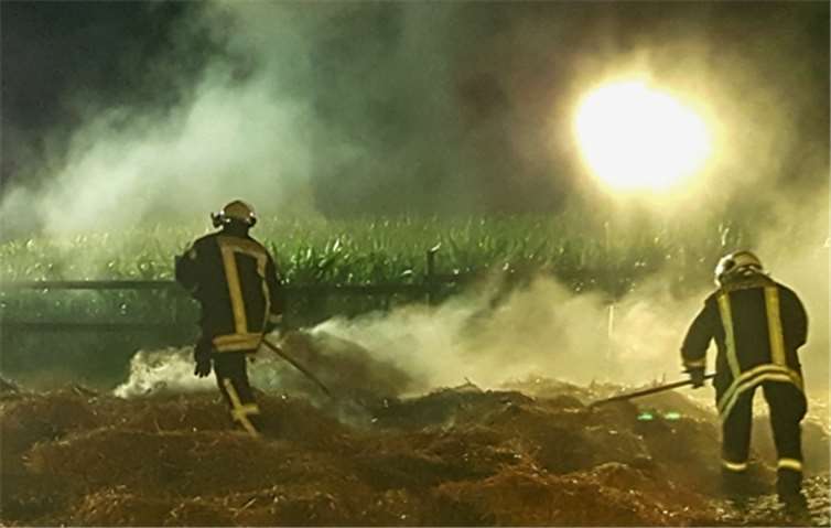 Um alle Glutnester im Stroh zu löschen, wurde das leicht brennbare Materialverteilt und alle glühenden und rauchenden Stellen mit Wasser abgekühlt.