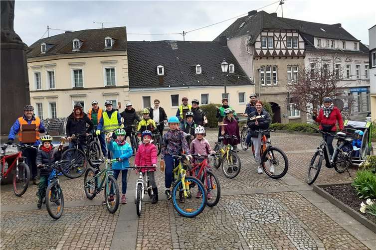 Um alle Winkel der Stadt zu erreichen, waren die Niedermendiger Kleppergruppen, traditionell auch mit dem Fahrrad unterwegs. Quelle: Messdienergemeinschaft Mendig