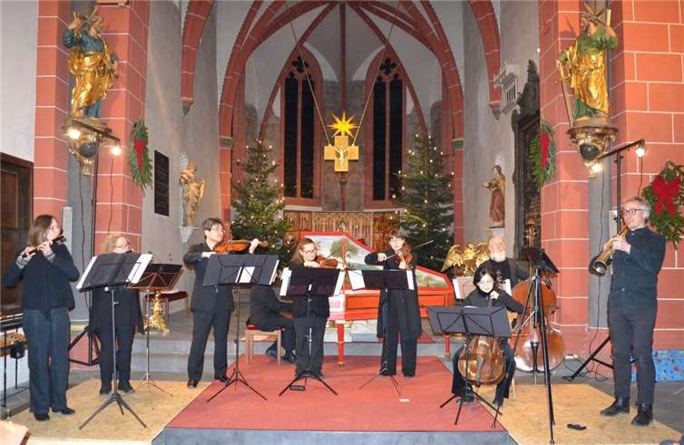 Um alle Zuhörerinnen und Zuhörer in der vollbesetzten Kirche klanglich zu erreichen, spielte das Ensemble in vergrößerter Besetzung.  Foto: Eberhard Thomas Müller