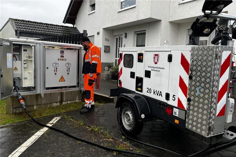 Um alle betroffenen Liegenschaften der Wasser- und Abwasserwerke durchgehend mit Strom versorgen zu können, kamen sowohl die fest installierten Notstromaggregate an den zentralen Anlagen als auch mobile Aggregate zum Einsatz.