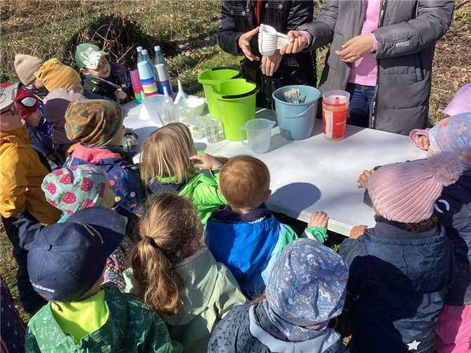 Um alles genau zu beobachten, bauten sie einen großen Tisch mit vielen Suppenschalen auf. Dort wurden die Tierchen betrachtet. Foto: Anja Maier