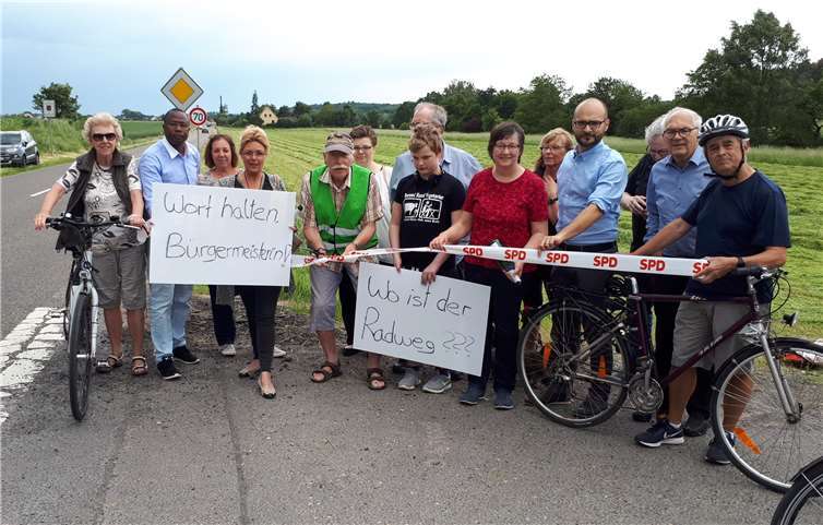 Um auf die Problematik des fehlenden Radwegs hinzuweisen, trafen sich Sozialdemokraten aus Swisttal und Weilerswist zur „Einweihung“ am prognostizierten Termin. Foto: privat