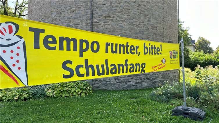 Um auf die Schülerinnen und Schüler aufmerksam zu machen und die Menschen im Straßenverkehr zu sensibilisieren, wurden in Andernach Hinweisschilder durch den Baubetriebshof aufgestellt. Foto: Stadtverwaltung Andernach