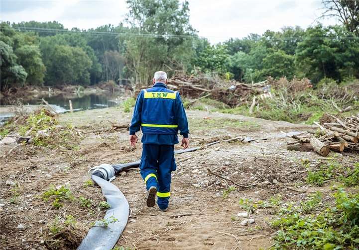 Um betroffene Kläranlagen wieder instand zu setzen, müssen Klär- und Belebungsbecken zunächst leergepumpt werden. THW-Helferinnen und -Helfer setzen hierzu spezielle Schmutzwasserpumpen ein. Foto: THW/Nicole Endres