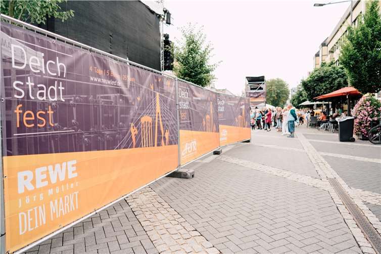 Um das Deichstadtfest in Neuwied nicht zu gefährden werden die Bauarbeiten auf dem Luisenplatz später beginnen.  Foto: Simon Zimpfer/Stadt Neuwied