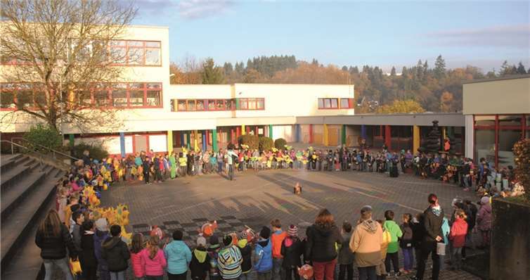 Um das Martinsfeuer wurden von der gesamten Schulgemeinschaft die bekannten Martinslieder gesungen. privat
