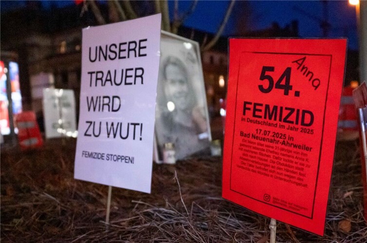 Um das extra gestaltete Beet zum Ablegen der Gedenkutensilien waren mehrere Schilder aufgestellt, die zum einen das Schicksal von Anna erklärten und die Gefühle zur Tat verdeutlichten.