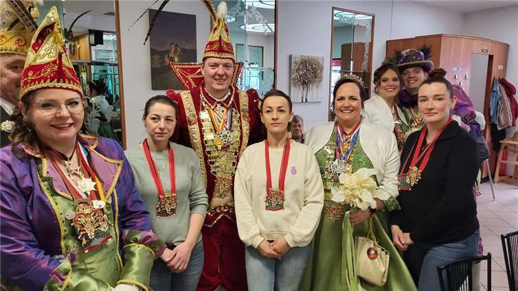 Um das leibliche Wohl des Prinzenpaares sowie des Hofstaates kümmerte sich das „Eiscafé Italia“ sowie „Tonis Steinofenpizza“.