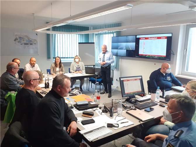 Um den Ernstfall zu trainieren und sich auf das Anfang Juni bevorstehende Musik-Festival vorzubereiten, trafen sich jetzt Vertreter von DRK, Feuerwehr, Polizei, dem Kreis Ahrweiler und der Nürburgring 1927 GmbH & Co. KG sowie der Festival-Veranstalter zu einer gemeinsamen Großübung auf dem Gelände des ürburgrings. Foto: Kreisverwaltung Ahrweiler