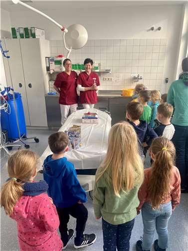 Um den Kindern die Angst vor Untersuchungen zu nehmen, bekamen sie einen Einblick in die Bereiche Notfallambulanz und Röntgenabteilung.