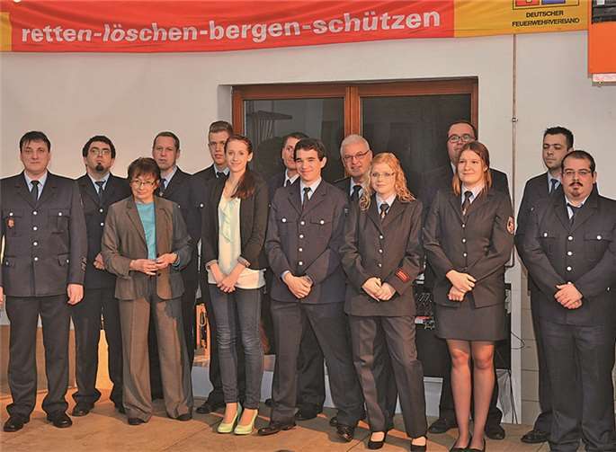 24 Stunden am Tag das ganze Jahr in Bereitschaft Um den Nachwuchs muss man sich bei den Sinziger Löschzügen keine großen Sorgen machen, konnten doch wieder zahlreiche Wehrleute verpflichtet und befördert werden.