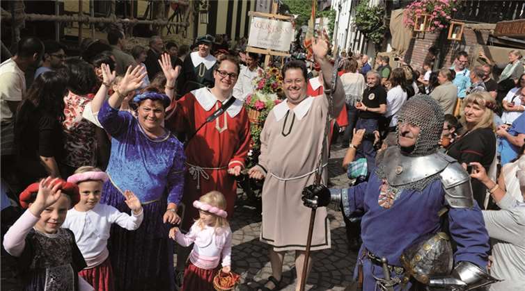 Um den Nachwuchs muss man sich in Heimersheim nicht sorgen, schon die Kleinsten machen begeistert beim Festzug mit. -RERE-