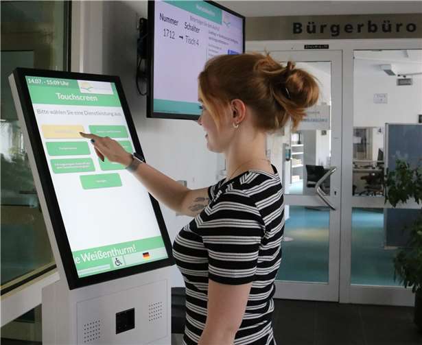 Um den Rathausbesuch für Bürgerinnen und Bürger so komfortabel wie möglich zu gestalten, hat die Verbandsgemeindeverwaltung Weißenthurm ein Anmeldeterminal aufgestellt. Foto: Verbandsgemeinde Weißenthurmt