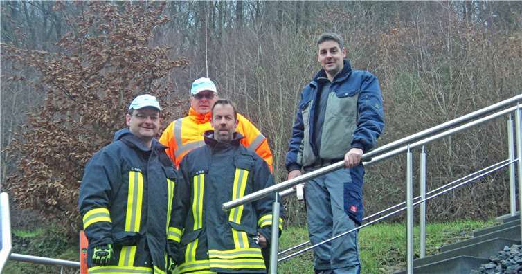 Um den Zugang zum Aufenthaltsraum der Freiwilligen Feuerwehr Brenk insbesondere in der kalten Jahreszeit sicherer zu machen, errichteten die Mitglieder der Freiwilligen Feuerwehr Brenk am Treppenaufgang ein Geländer mit Handlauf. privat