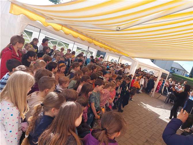 Um den älteren Menschen eine Freude zu machen, wurde die Liederauswahl entsprechend angepasst. Quelle: Grundschule Pfarrer-Bechtel Mendig