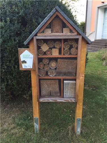 Um den durch die Pflanzen angelockten Insekten die Möglichkeit der Fortpflanzung zu geben, errichtete der NABU hinter der Pfarrkirche ein „Fünf Sterne“-Insektenhotel mit unterschiedlichen Brutröhren.Foto: privat