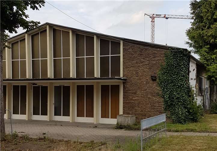 Um den nötigen Abstand einhalten zu können, müssen in Coronazeiten große Hallen für Sitzungen genutzt werden, wie hier die Jahnhalle in Bad Breisig. Foto: -HE-