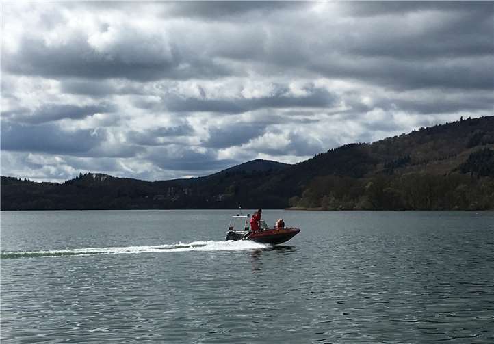 Um den reibungslosen Ablauf der Regatten zu gewährleisten, begleiteten fünf ehrenamtliche Retter die Teilnehmer des Segelclubs auf dem Laacher See.privat