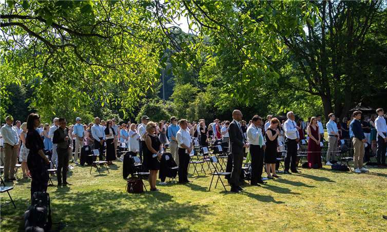 Um der Abiturientia eine gebührende Würdigung ihrer Leistungen zu ermöglichen, hatte die Schulleitung eine den rheinland-pfälzischen Hygienevorgaben entsprechende Open-Air-Veranstaltung organisiert, an der auch die Eltern der Absolventinnen und Absolventen teilnehmen konnten.Fotos: Sören Ahlhaus sowie Jana Schlochtermeier und Benjamin Arenz (beide MSS 10)