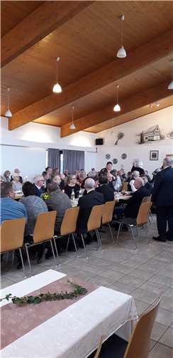 Um die 100 Feierlustige jeden Alters waren der Einladung zum Kirmesball gefolgt.