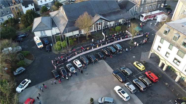 Um die Abläufe so effizient wie möglich zu gestalten, wurde die Laacher See Halle in ein temporäres Impfzentrum (Boosterimpfung) verwandelt, während der Impfbus des Landes Rheinland-Pfalz neben der Laacher See Halle für die Erst- und Zweitimpfungen genutzt wurde.Quelle: VG Mendig