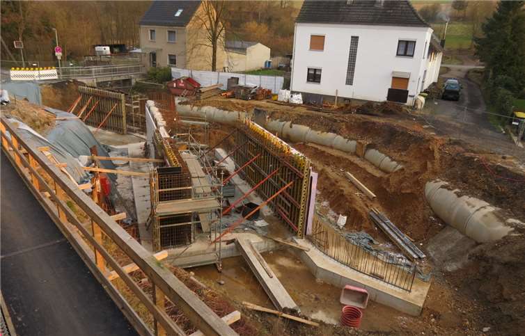 Um die Baustelle trocken zu halten, wurde der Godesberger Bachweiträumig durch Röhren (rechts im Bild) ums Baufeld herumgeleitet.