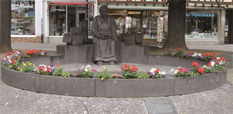 Um die Bepflanzung des Areals rund um „Buttermarktfrau Agnes“ wurde sich rührend gekümmert.privat