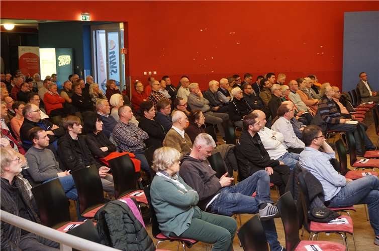 Um die Bürger/innen hinsichtlich der geplanten Windräder im Stadtgebiet zu informieren, hatten die SWN in dieAula des Heinrich-Hauses eingeladen. Foto: FF