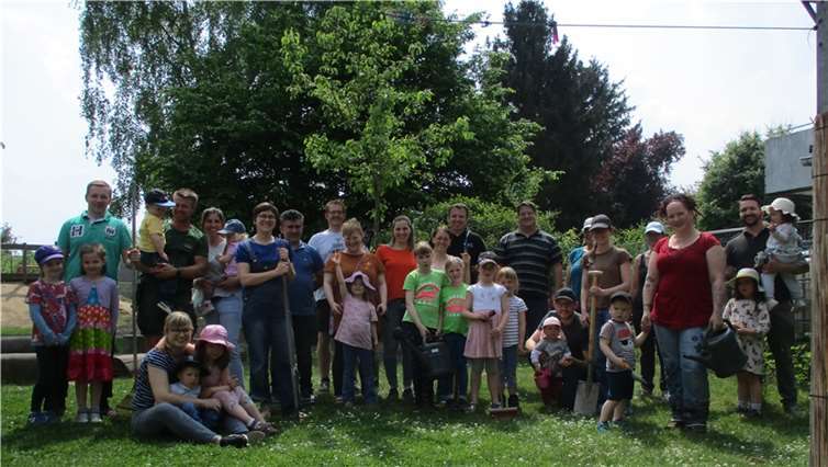 Um die Frühlingsstimmung und das lang ersehnte Miteinander zu verbinden, kamen in der katholischen Kita St. Martin in Remagen vierzehn Familien zusammen und gingen tatkräftig ans Werk. Foto: privat