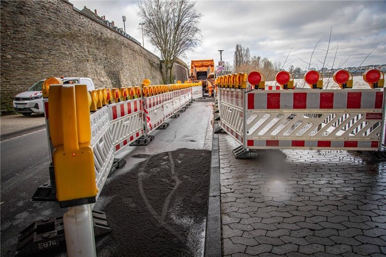 Um die Gefahrenstelle passieren zu können, hat die Stadtverwaltung Koblenz kurzfristig einen Notweg für Fußgängerinnen und Fußgänger auf der Fahrbahn eingerichtet. 