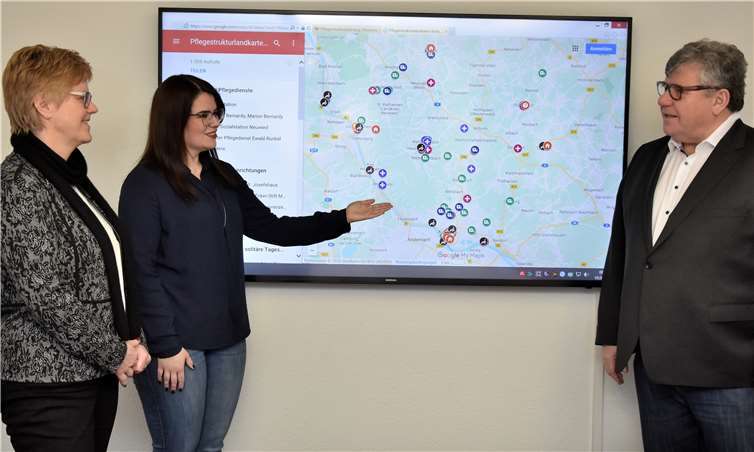 Um die Informationen zur Infrastruktur im Bereich der Pflege sowie in deren Umfeld im Landkreis Neuwied aktuell abbilden zu können, wurde auf der Homepage der Kreisverwaltung Neuwied die Pflegestrukturlandkarte erstellt. Eine digitale Landkarte, auf der man die Anbieter in den unterschiedlichen Bereichen der Pflege sowie im Vor- und Umfeld der Pflege finden kann. Gemeinsam mit der Sozialplanerin des Kreises Neuwied, Carina Breßler (2.v.l.), sowie der Leiterin der Abteilung Soziales, Agnes Ulrich, präsentierte der 1. Kreisbeigeordnete und Sozialdezernent Michael Mahlert die Seite auf der Homepage der Kreisverwaltung Neuwied.