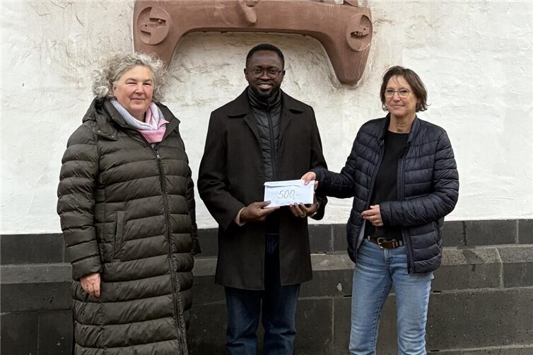 Um die Kosten für den Versand der gesammelten Kleidung nach Nigeria zu decken, stellten die Kinder kreative Bastelarbeiten und Töpferwaren her, die sie auf dem Feierabendmarkt verkauften. Dabei kamen stolze 500 Euro zusammen. Dieses Geld wurde feierlich von den Leitungen der beiden Kitas an Kaplan Emmanuel überreicht.Foto: privat