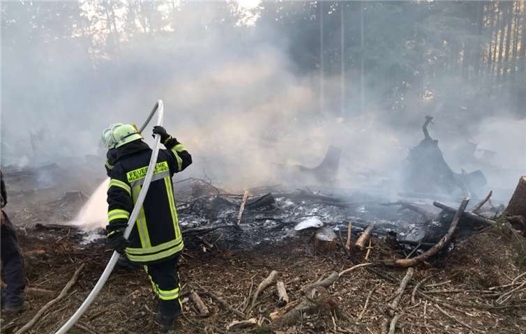 Um die Löschwirkung des Wassers zu verbessern, wurde zusätzlich Schaummittel unter das Löschwasser gemischt.