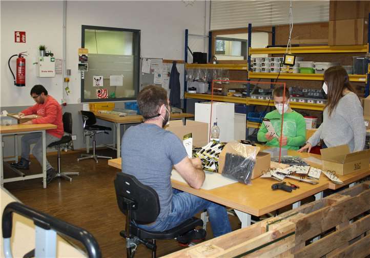 Um die Menschen mit Beeinträchtigung an die Corona-Schutzmaßnahmen zu gewöhnen, haben sich die Betreuerinnen und Betreuer auch in den Wohnheimen und in den Tagesförderstätten kreative Lösungen überlegt.Foto: Thomas Zenner