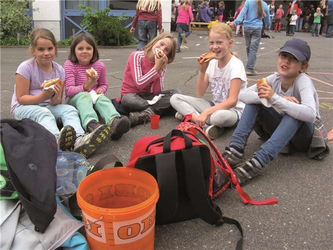 Um die Mittagszeit trafen sich die hungrigen Wanderer wieder an der Schule.privat