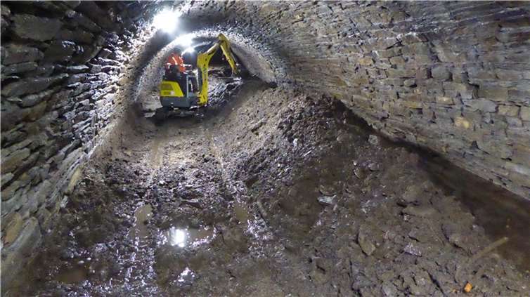 Wichtige Schutzfunktion wiederhergestellt Um die Schutzfunktion des Tunnels in der Ruppertsklamm wiederherzustellen, wurden im Inneren etwa 300 m³ angeschwemmte Sedimente entfernt.