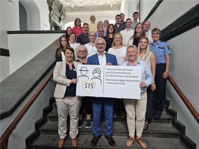 Um die Sichtbarkeit und Außenwirkung des Ehrenamts Seniorensicherheitsberaterin und -berater zu stärken, gibt es jetzt ein landeseinheitliches Logo, das von (v. l.) Carolin Blum, Polizeipräsidium Koblenz, Hanne Hall, Leiterin der Leitstelle Kriminalprävention Rheinland-Pfalz, Polizeipräsident Jürgen Süs und der Koblenzer Bürgermeisterin Ulrike Mohrs im Beisein der kommunalen Seniorenbeauftragten vorgestellt wurde.  Foto: Alexander Thieme-Garmann