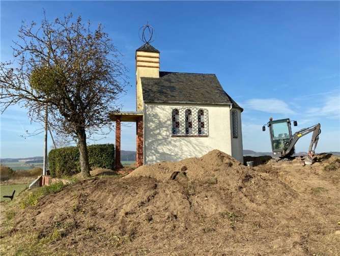 Um die Standsicherheit der geschichtsträchtigen, rund 100 Jahre alten Kapelle zu sichern, wurde der Untergrund umfangreich untersucht und das Fundament für eine Mauerwerkssanierung freigelegt.Foto: privat