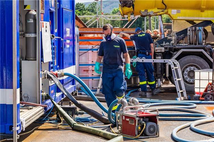 Um die Umweltgefahren zu beseitigen und ölhaltige Flüssigkeiten fachgerecht zu entsorgen, betreibt das THW eine zentrale Öl-Sammel- und Separationsstelle. Foto: THW/Lara Kretzschmar