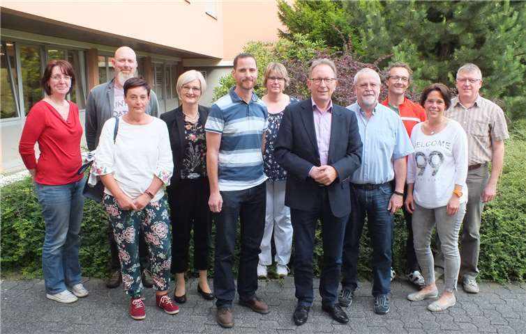 Um die Zukunft der Pflege und um die Zukunft Krankenhäuser auf dem Land ging es bei einem Treffen von Pflegefachkräften mit dem Bundestagabgeordneten und Gesundheitspolitiker Erwin Rüddel (vorne r.).  Reinhard Vanderfuhr / Büro Rüddel