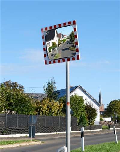 Um die auftretende Verkehrssituation nachhaltig zu verbessern, wurde am Heckenweg im Einmündungsbereich der Parkstraße ein Verkehrsspiegel aufgestellt. Foto: Gemeinde Swisttal