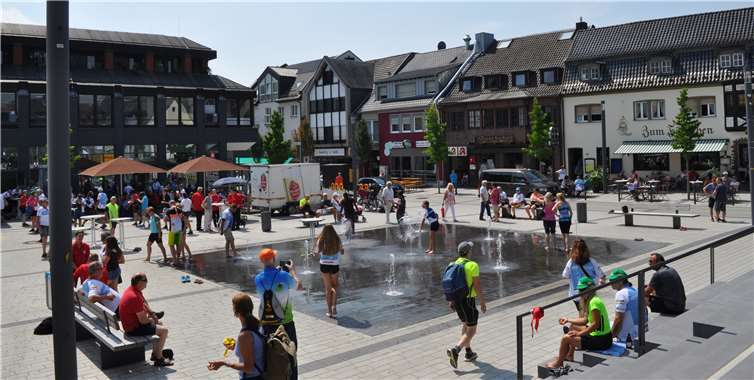 Um die spielenden Kinder nicht zu gefährden werden zeitnah Maßnahmen ergriffen, die die PKW-Zufahrt auf den Kirchplatz unterbinden.Stadt Meckenheim
