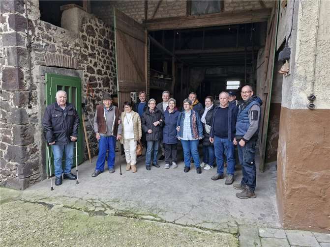 Um die sprachlichen Wurzeln lebendig zu halten, besuchten die Heimat- und Mundartfreunde einen alten landwirtschaftlichen Betrieb im Ortskern von Kettig. Foto: privat